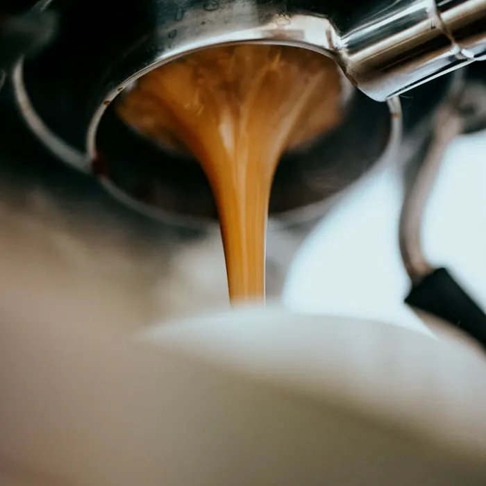 Portafiltreden beyaz fincana akan espresso